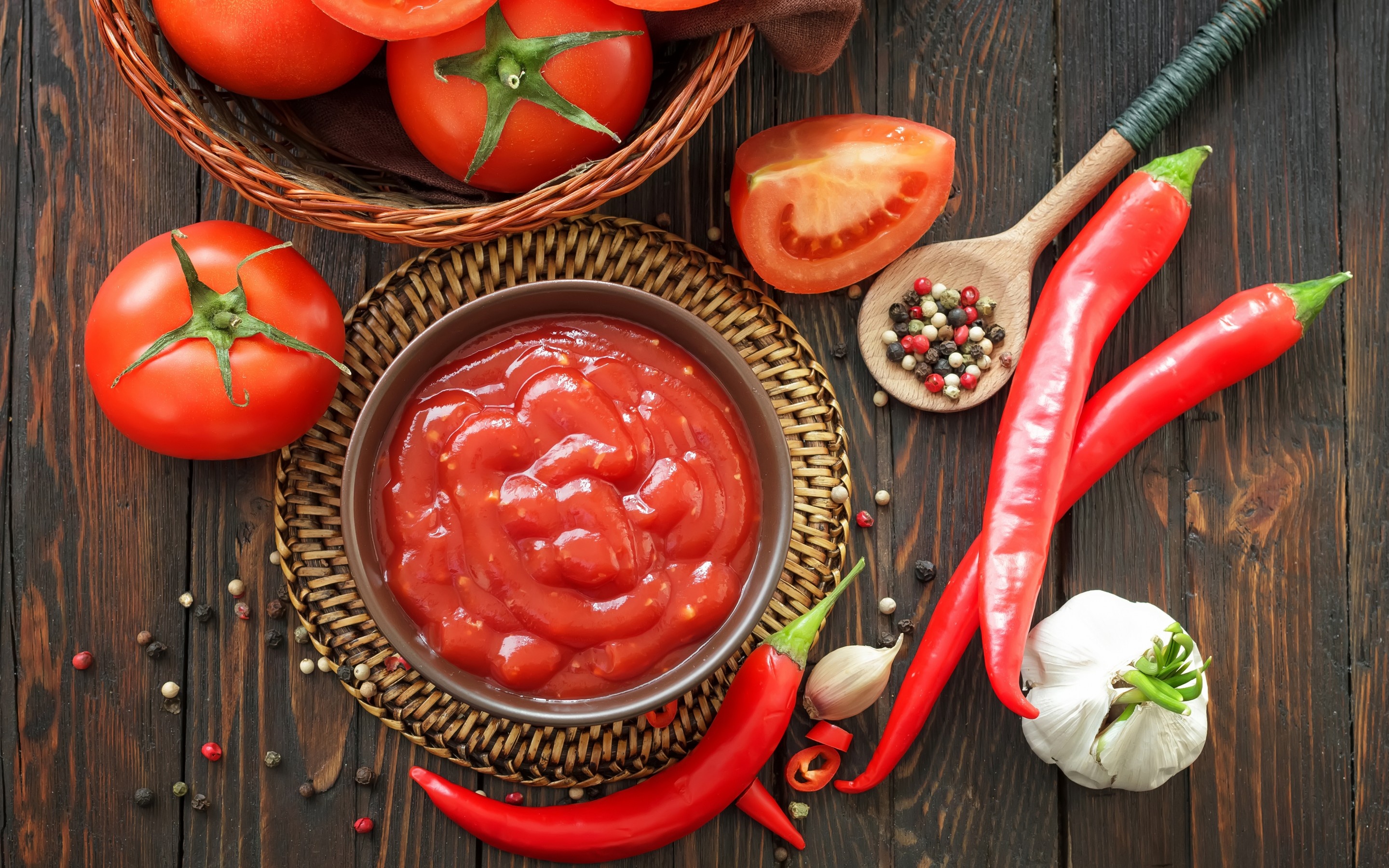 День горячей пищи. Соус томатный острый. Кетчуп из помидоров. Соус кетчуп. Красные продукты.