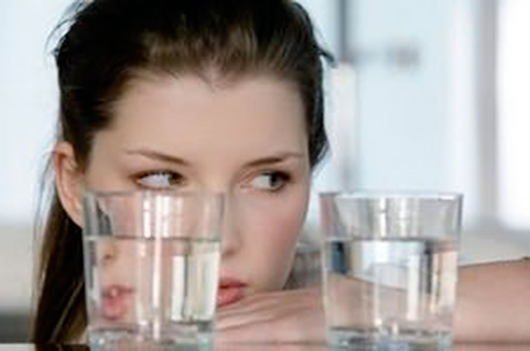 Стакан воды перед едой. Девушка со стаканом воды. Водная диета. Женщина пьет много воды. Диета два стакана воды.