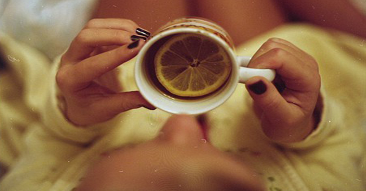 Заболел чай. Девушка чашка чая и лимон. Девушка с чаем в руках. Пьет чай с лимоном. Чашка с чаем в руках.