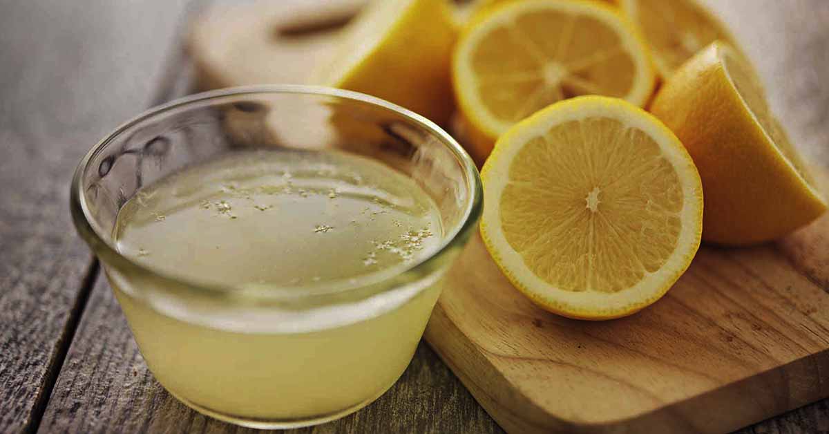 Лимонный шугаринг. Лимонный сок. Лиминовый сок. Сок лимона витамины. Лимонный сок для зубов.